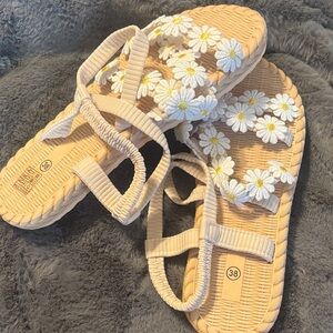 Source Unknown Cream Daisy Floral Flat Sandals